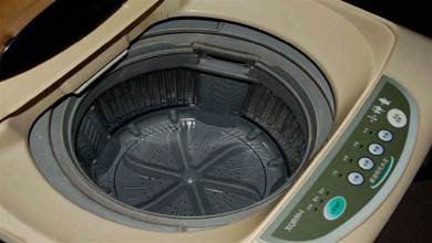 洗衣機隱藏1個小開關，一打開髒水全流出，衣服洗得又白又亮