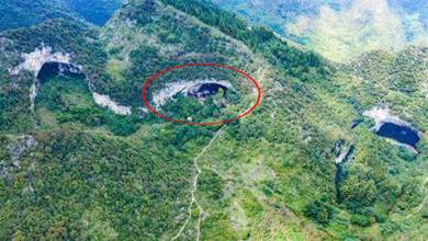大山深處發現一巨型山洞，洞中住有18戶人家，養雞種菜，與世無爭，簡直神仙般的生活
