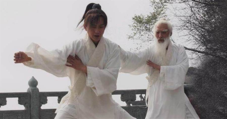 倚天屠龍記中的二張，武功放到天龍八部裡是何位置？金庸早已暗示